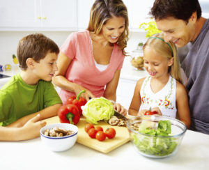 Tips για να τρώει η οικογένειά σας λαχανικά και φρούτα